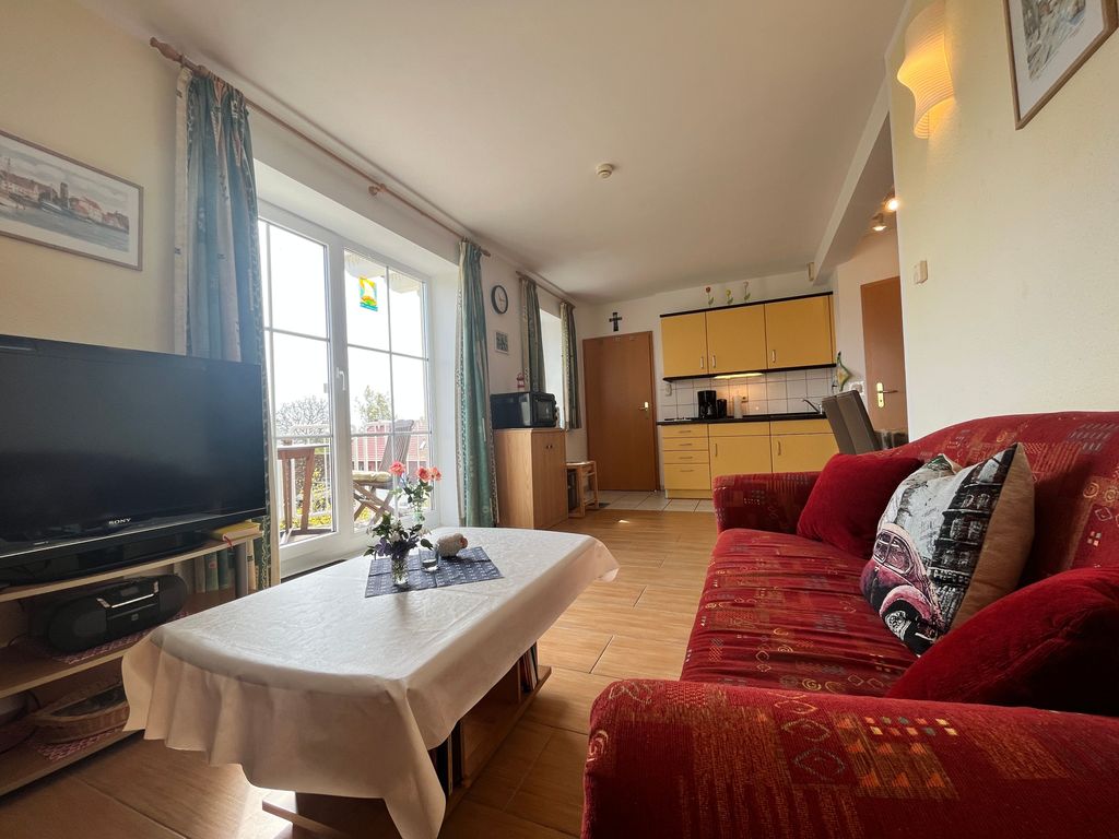Wohnzimmer mit offener Küche