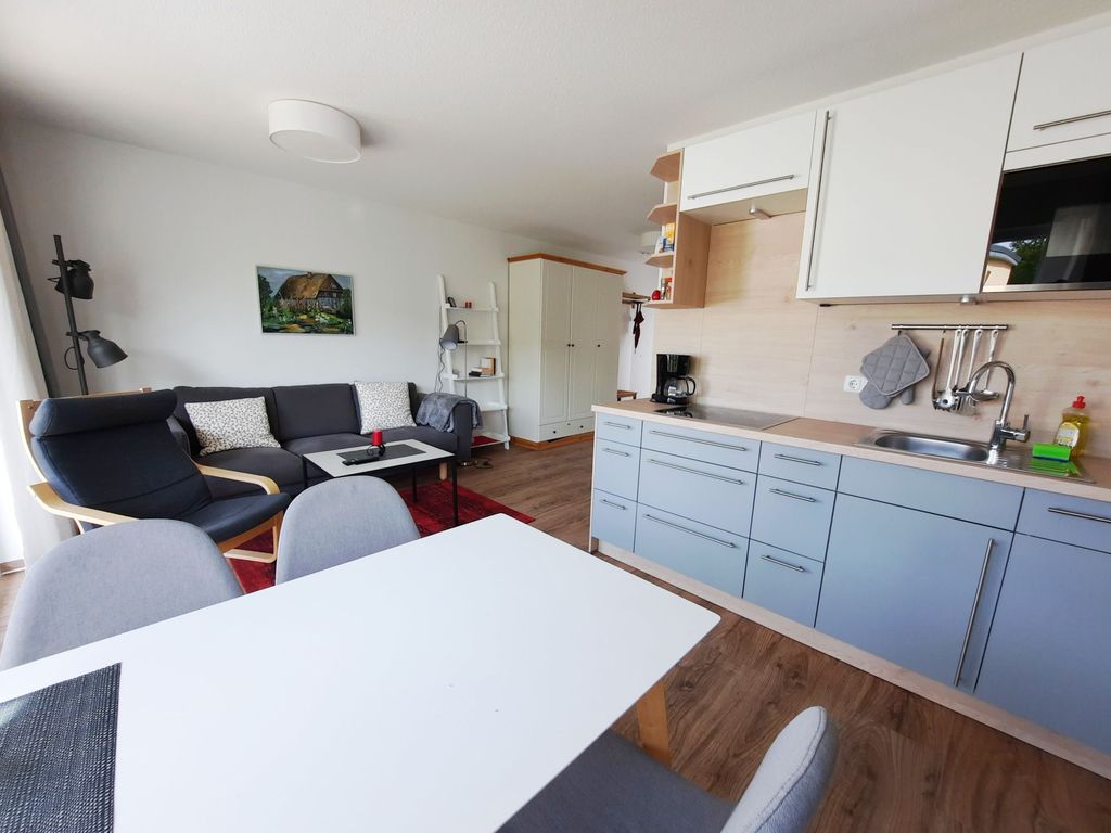 Wohnzimmer mit offener Küche