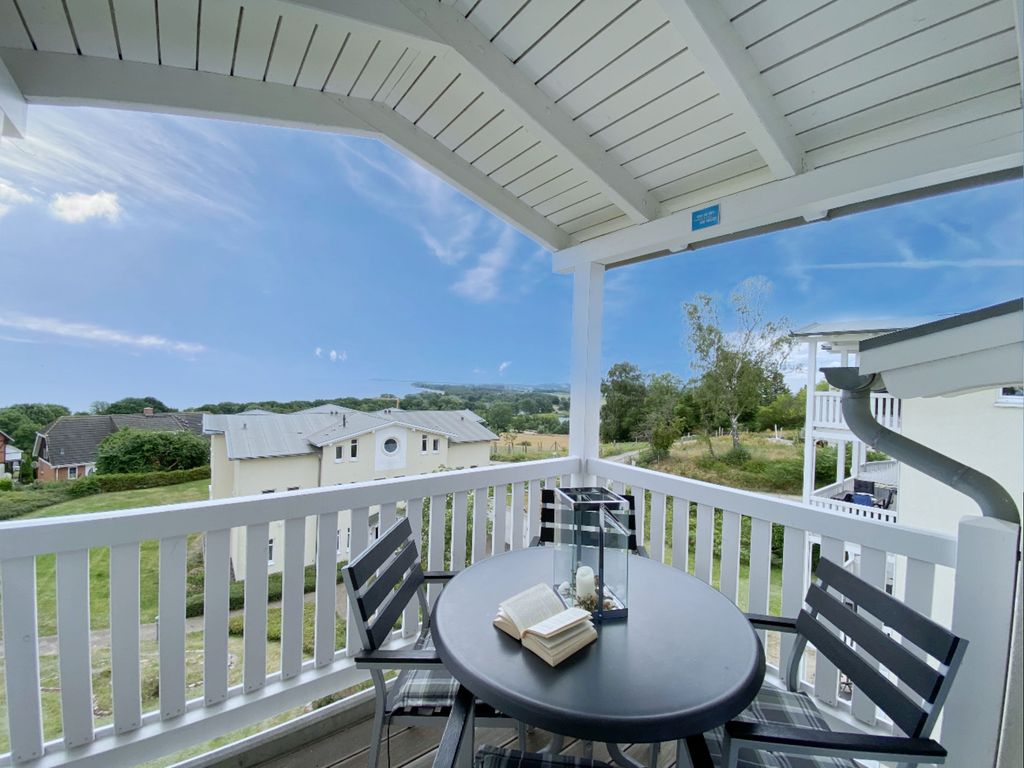bestuhlter Balkon in ruhiger Lage