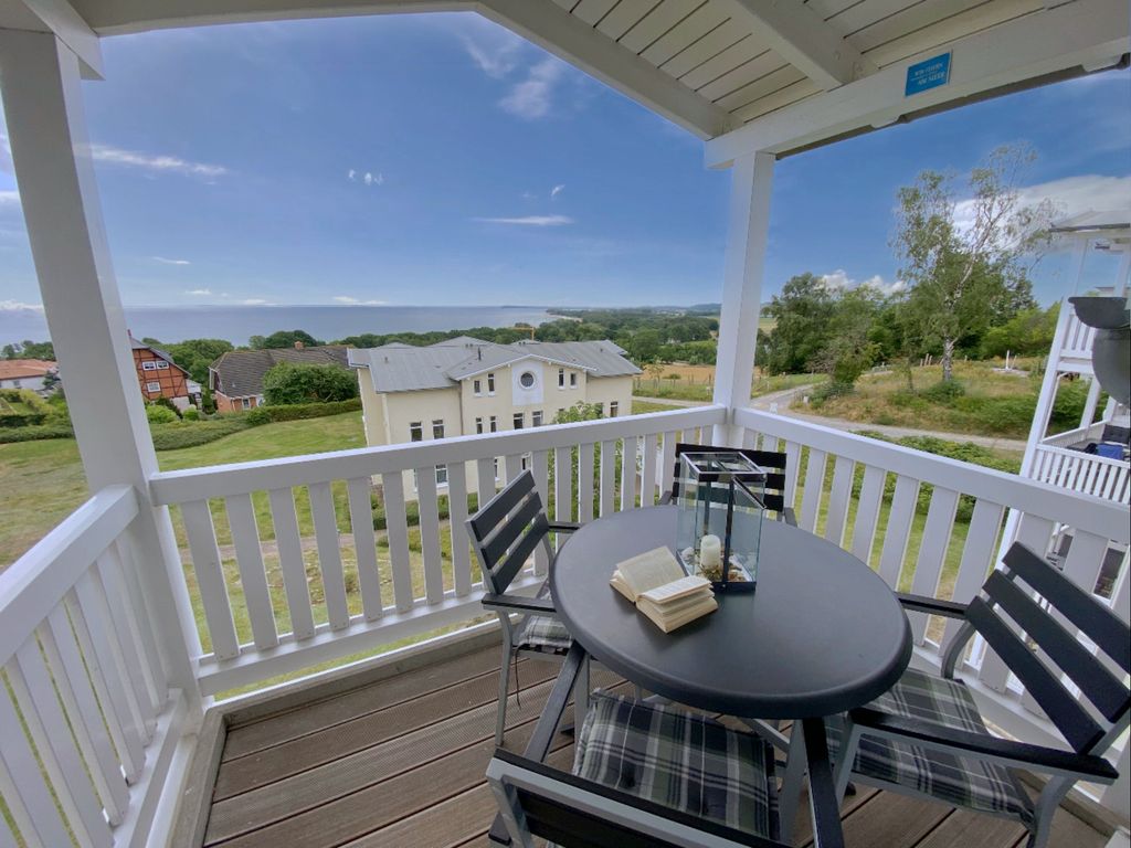 bestuhlter Balkon mit weitem Blick