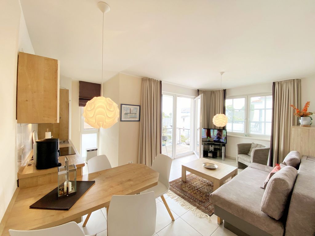 Wohnzimmer mit Esstisch und Couch