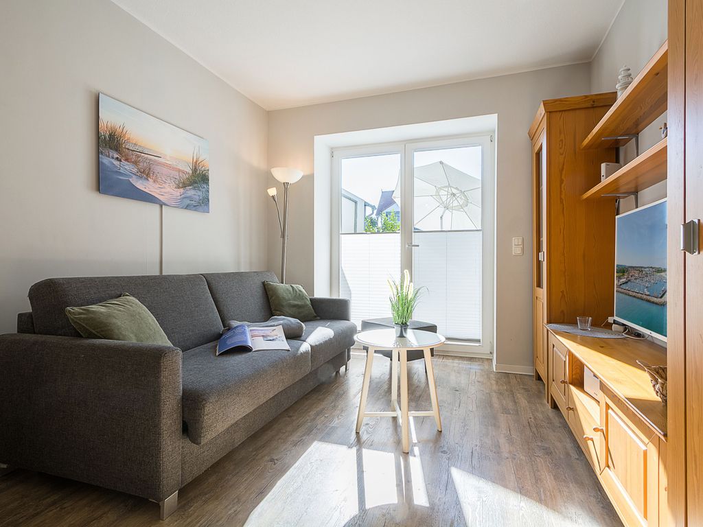 Der helle Wohnraum mit Zugang zum Balkon
