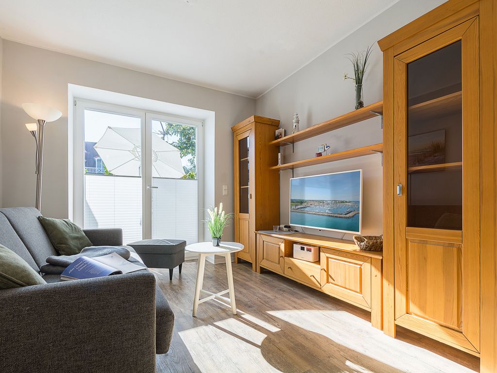 Der helle Wohnraum mit Zugang zum Balkon