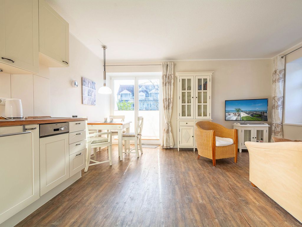 Der offene Wohn- und Essbereich mit Zugang zum Balkon