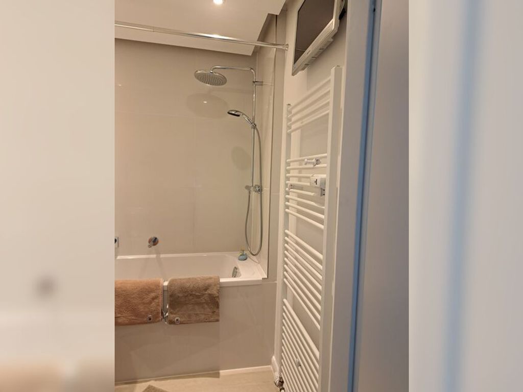 Badezimmer mit Badewanne