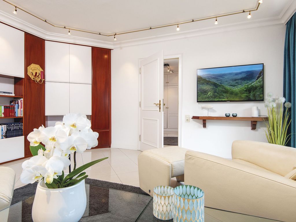 Elegantes Wohnzimmer mit Einbauten