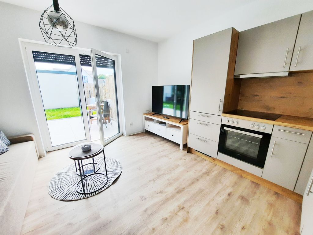 Wohnzimmer mit offener Küche