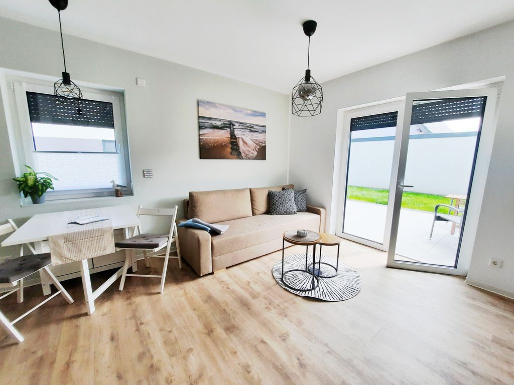 Wohnzimmer mit offener Küche