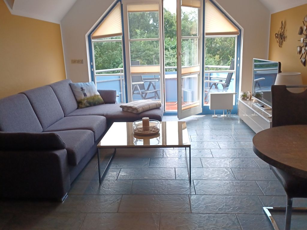 Wohnzimmer mit Zugang zum Balkon