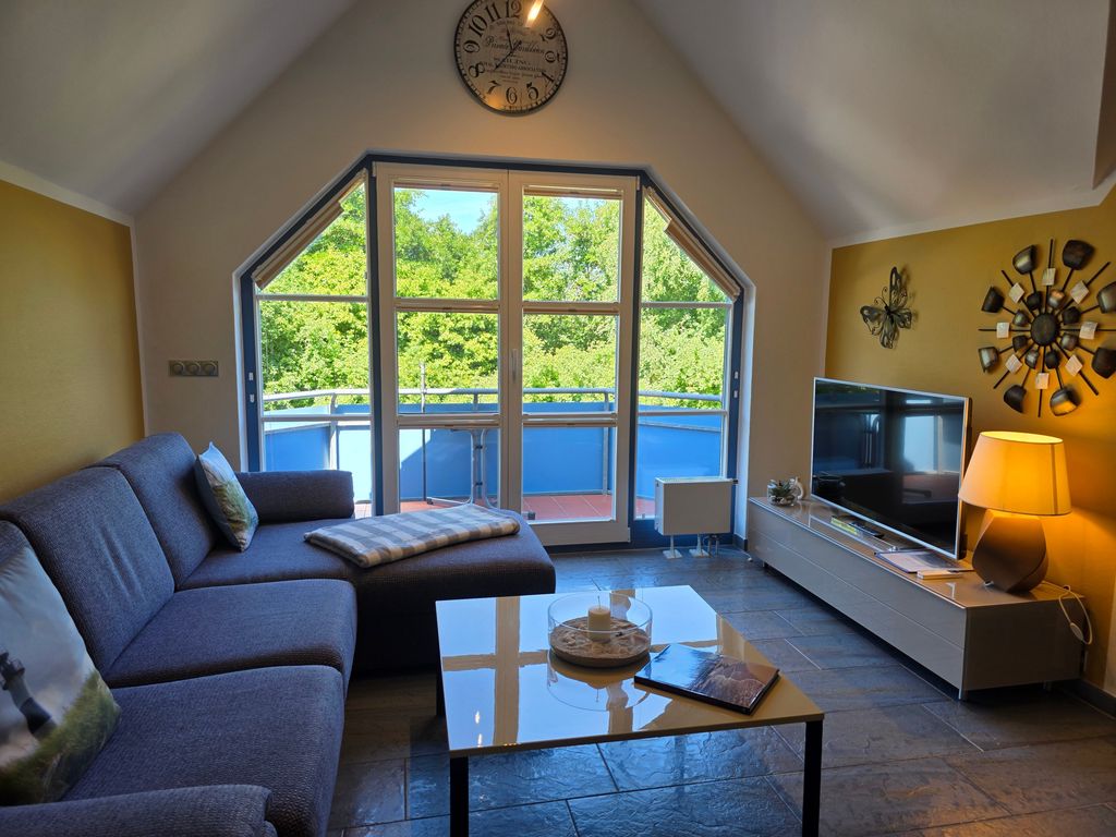 Wohnzimmer mit Zugang zum Balkon