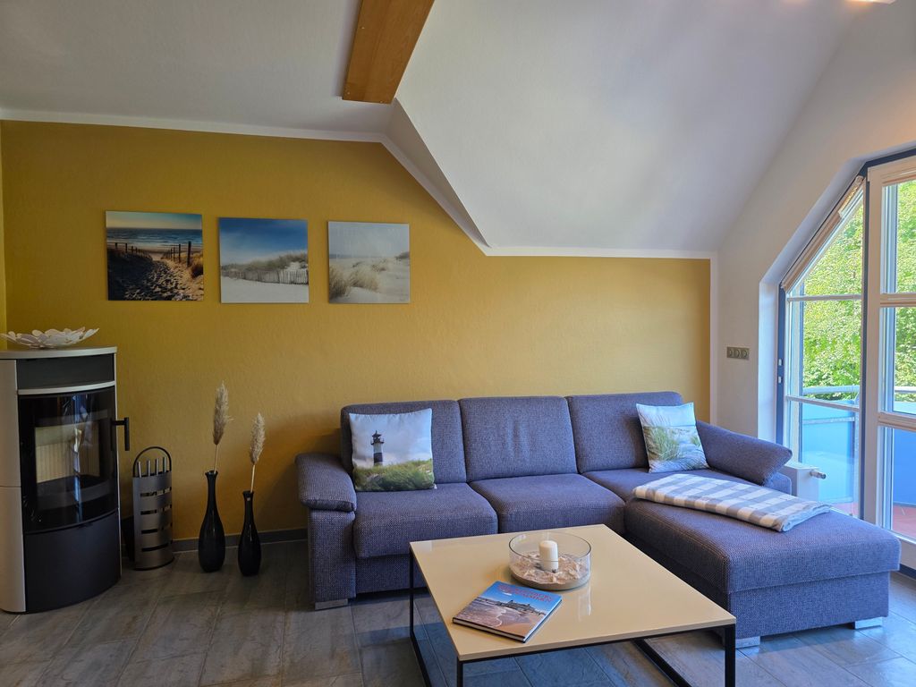 Wohnzimmer mit Zugang zum Balkon
