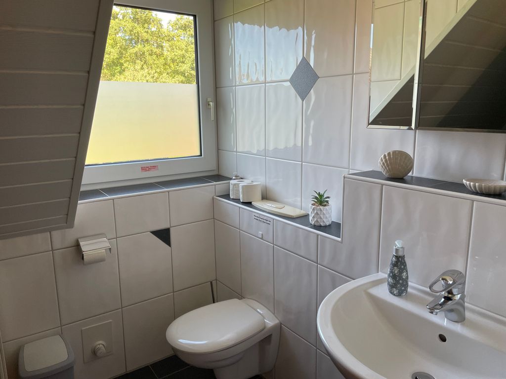 Dusche/ WC und Waschbecken