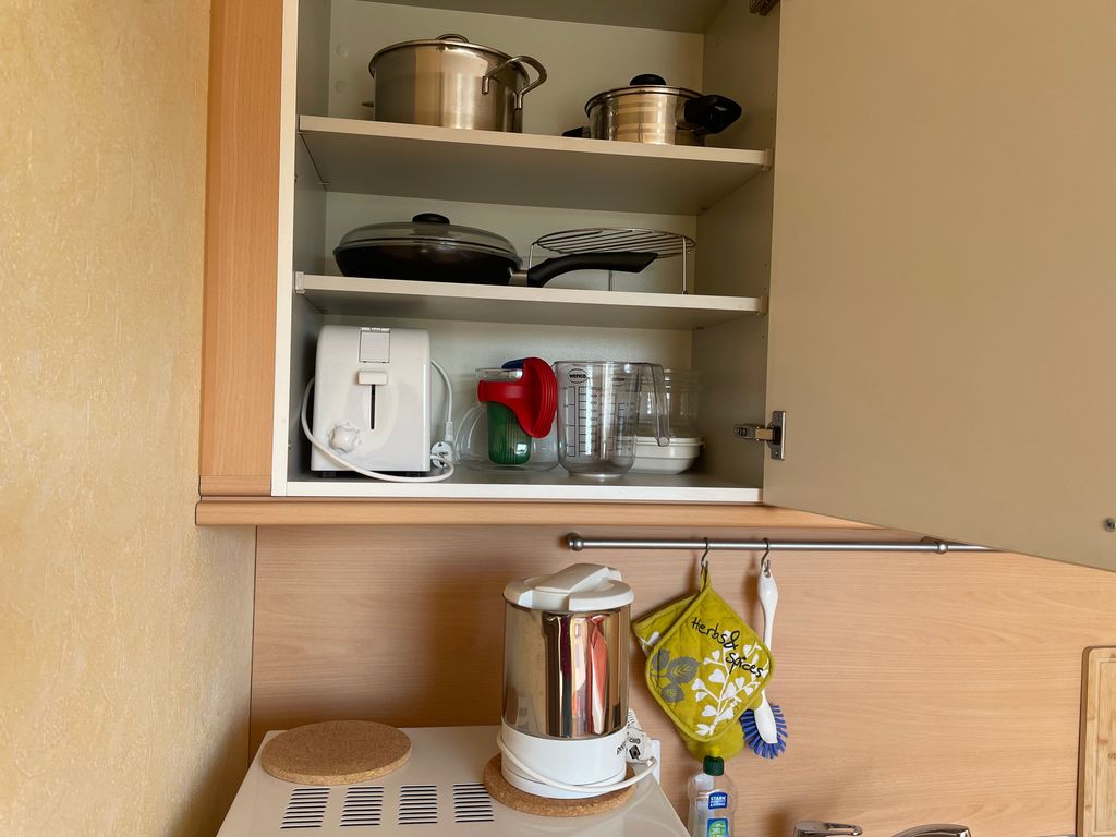 Toaster, Pfanne, Töpfe und Glaskanne für Tee