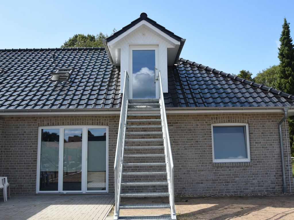 Ferienwohnungseingang mit Treppe, Haus von hinten