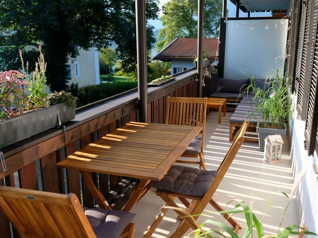 Ostseite des Balkons mit Ess- und Lounge-Ecke und seitlichem Blick Richtung See