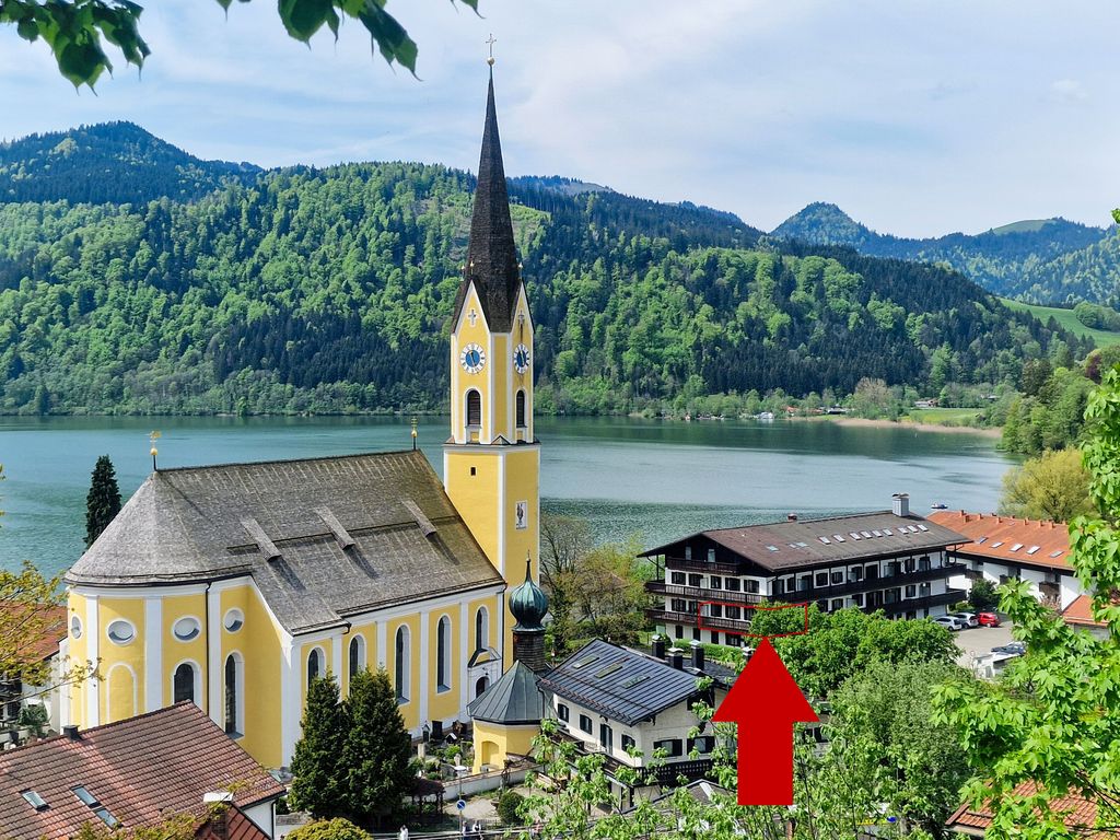 Lage der Wohnung (oberhalb des Pfeils im 1. Stock) vom Weinberg aus gesehen