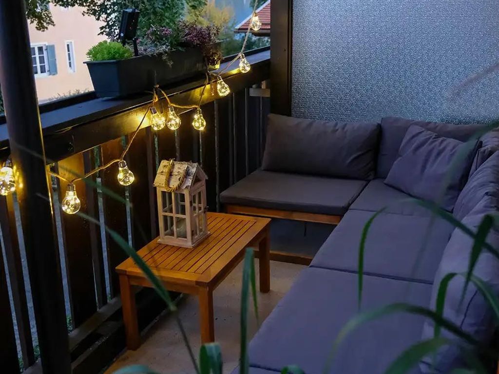 Abendstimmung in der Lounge-Ecke auf dem Balkon mit seitlichem Blick auf den See