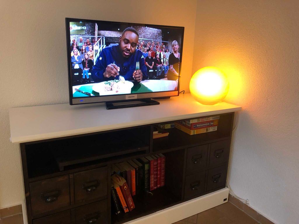 Das Ferienhaus Dünenwald 2 in Karlshagen auf UsedomKleine Auswahl an Büchern

Sie haben Ihre Lektüre zu Hause vergessen? Kein Problem! 
Im Fernsehschrank finden Sie eine kleine Auswahl an Büchern, die zum Schmökern und entspannten Lesen einlädt. So können Sie es sich auch an einem gemütlichen Urlaubstag mit einem guten Buch bequem machen.