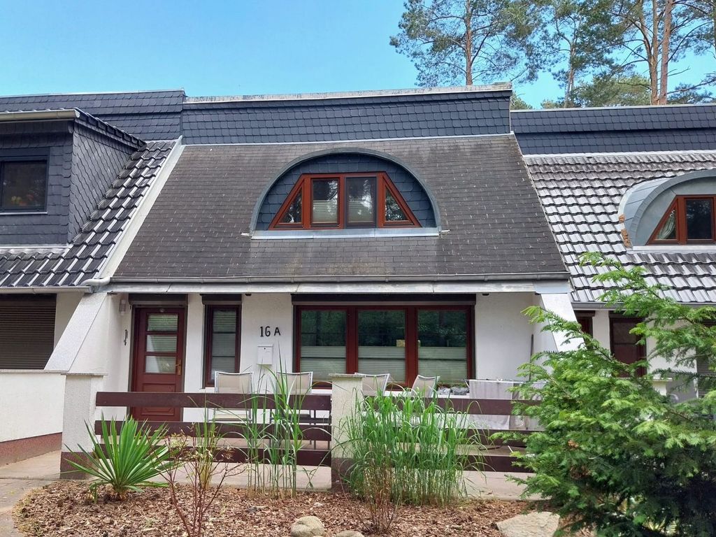 Ferienhaus Dünenwald 2  Strandnaher Urlaub in Karlshagen###br######br###Das gemütliche Ferienreihenhaus Dünenwald 2 befindet sich in strandnaher Lage im Ostseebad Karlshagen. Das Reihenmittelhaus liegt auf einem gepflegten, mit Rasen und Sträuchern bepflanzten Grundstück und bietet ideale Voraussetzungen für einen entspannten Familienurlaub. Das Grundstück ist nicht vollständig eingezäunt. Das Ferienhaus verfügt über zwei Schlafzimmer und bietet Platz für bis zu 4 Personen.