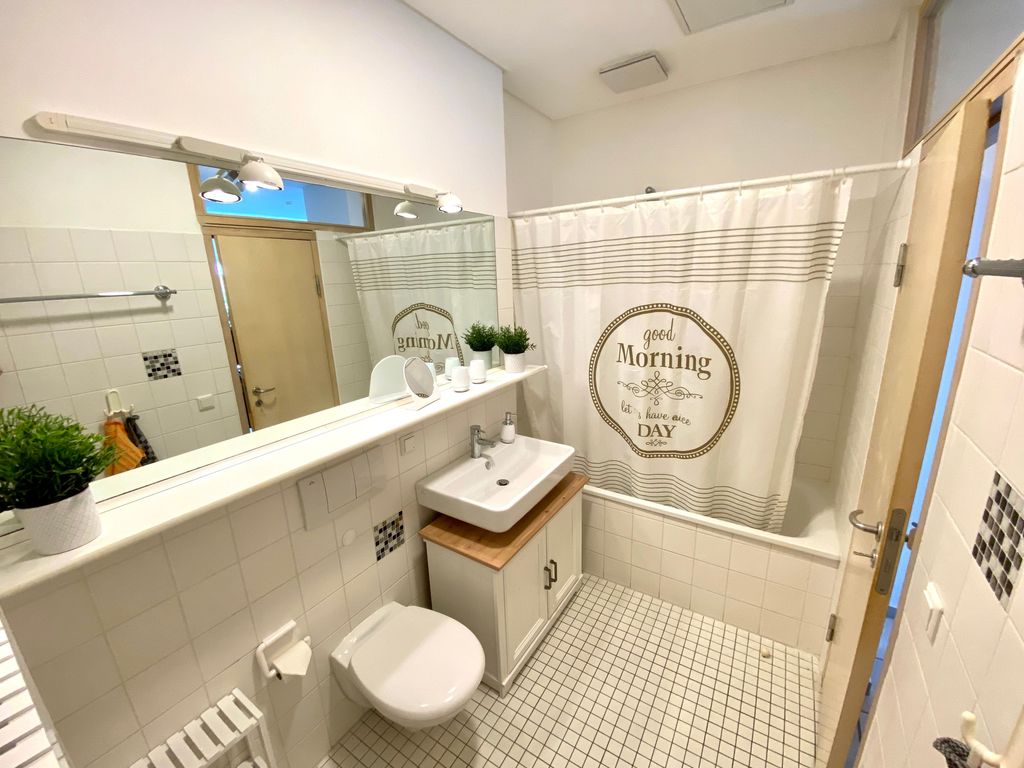 Badezimmer mit Wanne/WC