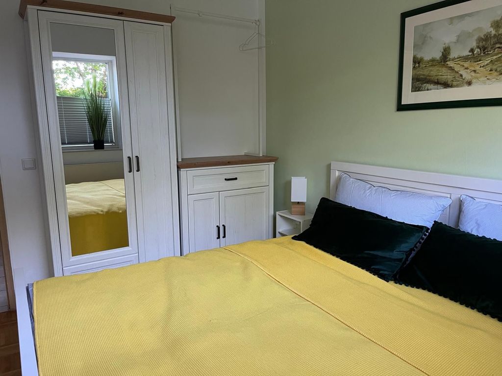 Schlafzimmer mit Doppelbett und Kleiderschrank