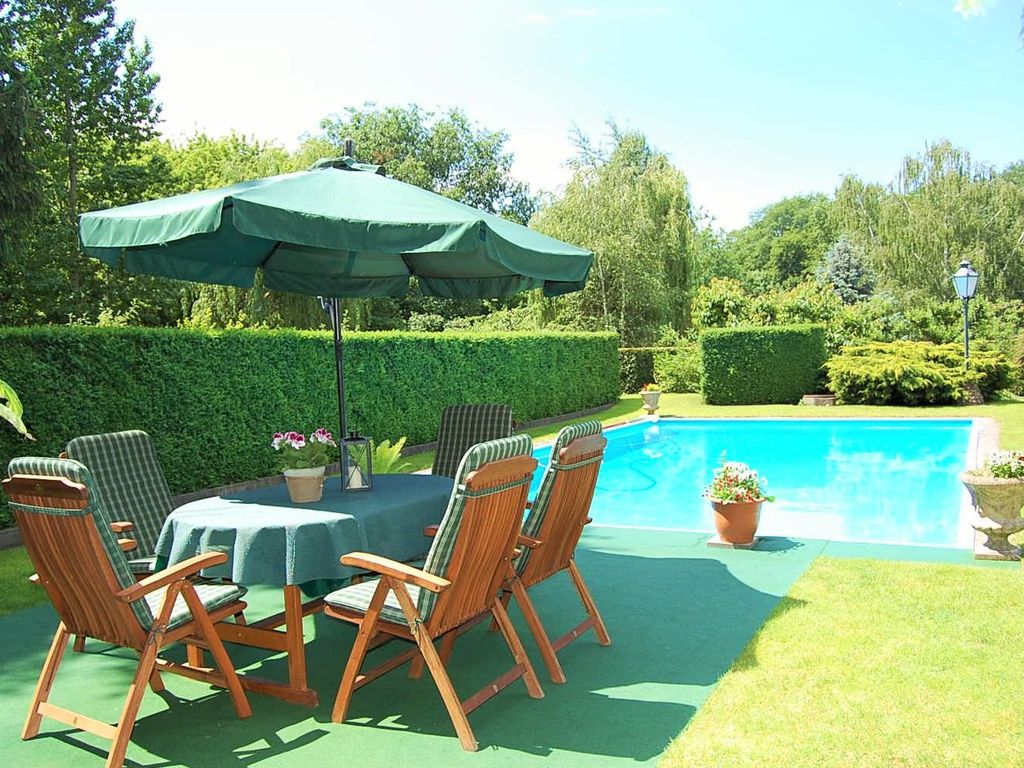 Pool mit schöner Sitzgelegenheit im Garten.