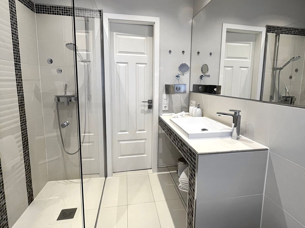 Badezimmer mit ebenerdiger Dusche und WC