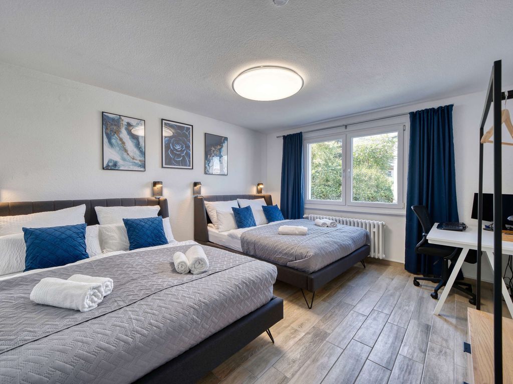 Großes Schlafzimmer mit 2 Queensize-Doppelbetten.