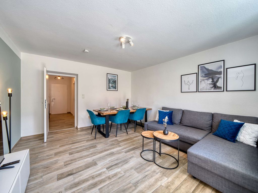 Helles Wohnzimmer mit Essbereich.