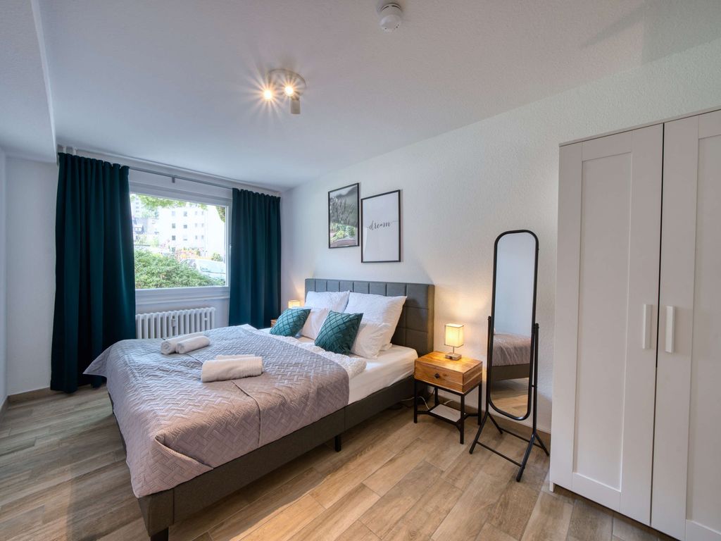 Helles & modernes Schlafzimmer:

- Kingsize-Bett mit Bettwäsche auf Hotelniveau
- Kleiderschrank
- Standspiegel