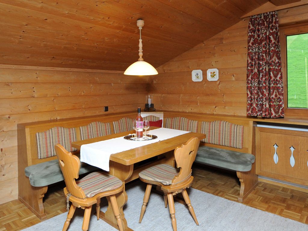 Apartment im 3. Obergeschoss mit privatem Balkon und Blick auf den Diedamskopf.  Wohnzimmer mit einer ausziehbaren Couch (180 x 200). Badezimmer mit Bad und WC.  Garderobe.

Inklusivleistungen in unseren Apartments:
Bettwäsche
Handtücher
Haartrockner
Geschirr und Besteck
Kühlschrank
Geschirrspüler
Backofen
Kaffeemaschine, Wasserkocher
Flachbildschirm
WLAN

Inklusivleistungen in unserer Pension:
Schiraum mit Schuhtrockner für Berg- und Schischuhe
gratis Skidepot in der Talstation der Bergbahnen Diedamskopf
Skibushaltestelle direkt vor dem Haus
Die Bregenzerwald-Card ist bei einem Aufenthalt ab 3 Nächten im Zeitraum 1. Mai bis 31. Oktober im Preis inbegriffen. Mit ihr stehen Ihnen alle Bergbahnen, öffentlichen Verkehrsmittel und Freischwimmbäder im Bregenzerwald zur freien Verfügung.