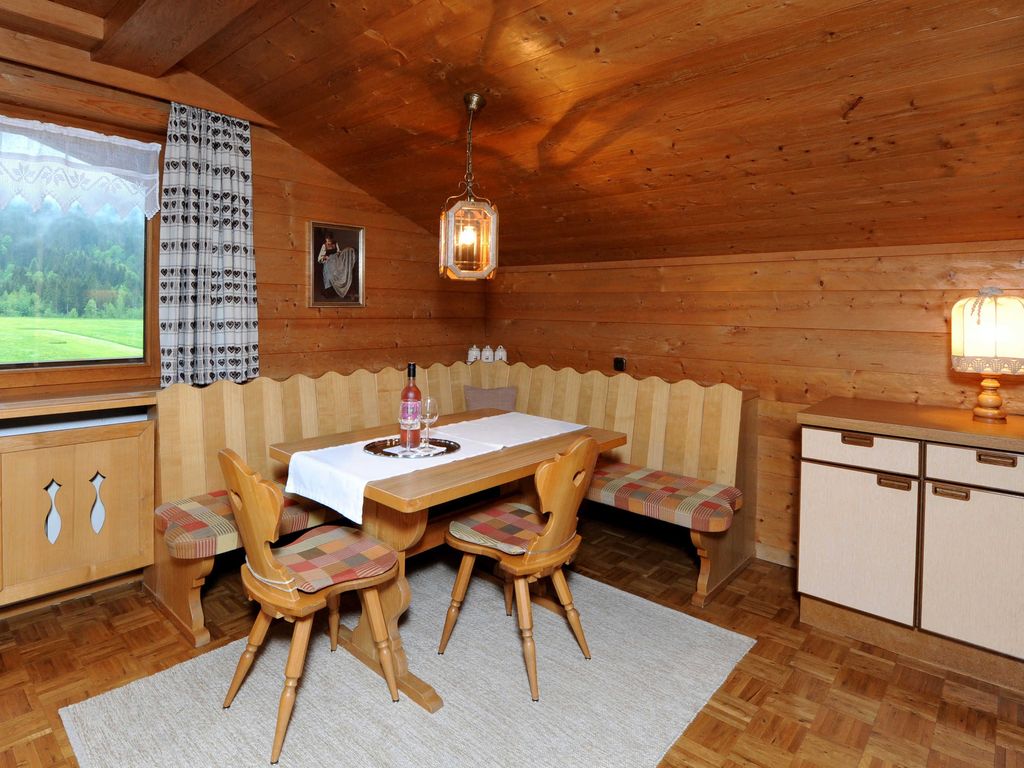 Apartment im 3. Obergeschoss mit privatem Balkon und Blick auf die Künzelspitze.  Wohnzimmer mit einer ausziehbaren Couch (180 x 200). Badezimmer mit Bad und WC.  Garderobe.

Inklusivleistungen in unseren Apartments:
Bettwäsche
Handtücher
Haartrockner
Geschirr und Besteck
Kühlschrank
Geschirrspüler
Backofen
Kaffeemaschine, Wasserkocher
Flachbildschirm
WLAN

Inklusivleistungen in unserer Pension:
Schiraum mit Schuhtrockner für Berg- und Schischuhe
gratis Skidepot in der Talstation der Bergbahnen Diedamskopf
Skibushaltestelle direkt vor dem Haus.
Die Bregenzerwald-Card ist bei einem Aufenthalt ab 3 Nächten im Zeitraum 1. Mai bis 31. Oktober im Preis inbegriffen. Mit ihr stehen Ihnen alle Bergbahnen, öffentlichen Verkehrsmittel und Freischwimmbäder im Bregenzerwald zur freien Verfügung.