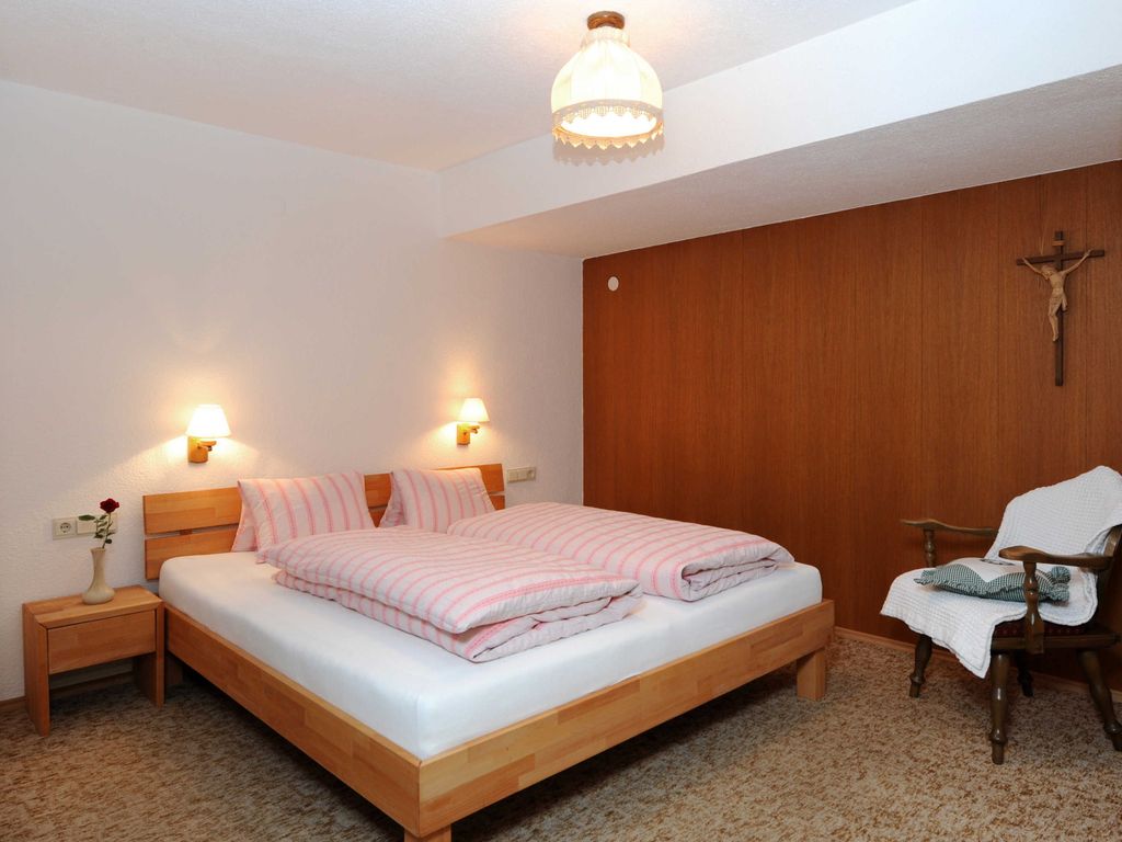 Apartment mit Balkon im 2. Obergeschoss mit Blick auf den Diedamskopf

Schlafzimmer mit 1 Doppelbett (180 x 200). Badezimmer mit Bad und WC. Wohnzimmer mit Couch und geselliger Küche. Garderobe.

Inklusivleistungen in unseren Apartments:
Bettwäsche
Handtücher
Haartrockner
Geschirr und Besteck
Kühlschrank
Backofen
Kaffeemaschine, Wasserkocher
Flachbildschirm
WLAN

Inklusivleistungen in unserer Pension:
Schiraum mit Schuhtrockner für Berg- und Schischuhe.
Gratis Skidepot in der Talstation der Bergbahnen Diedamskopf.
Skibushaltestelle direkt vor dem Haus.
Die Bregenzerwald-Card ist bei einem Aufenthalt ab 3 Nächten im Zeitraum 1. Mai bis 31. Oktober im Preis inbegriffen. Mit ihr stehen Ihnen alle Bergbahnen, öffentlichen Verkehrsmittel und Freischwimmbäder im Bregenzerwald zur freien Verfügung.