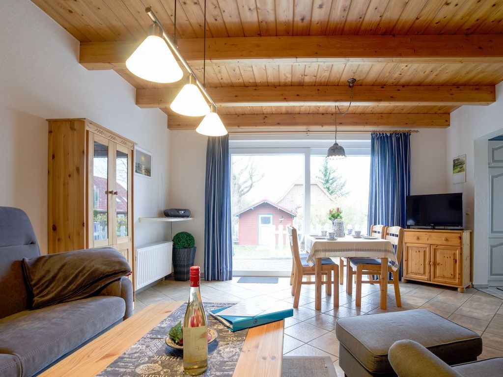 Eß- u.Wohnraum mit Ausblick auf Terrasse, Strandkorb, Garten