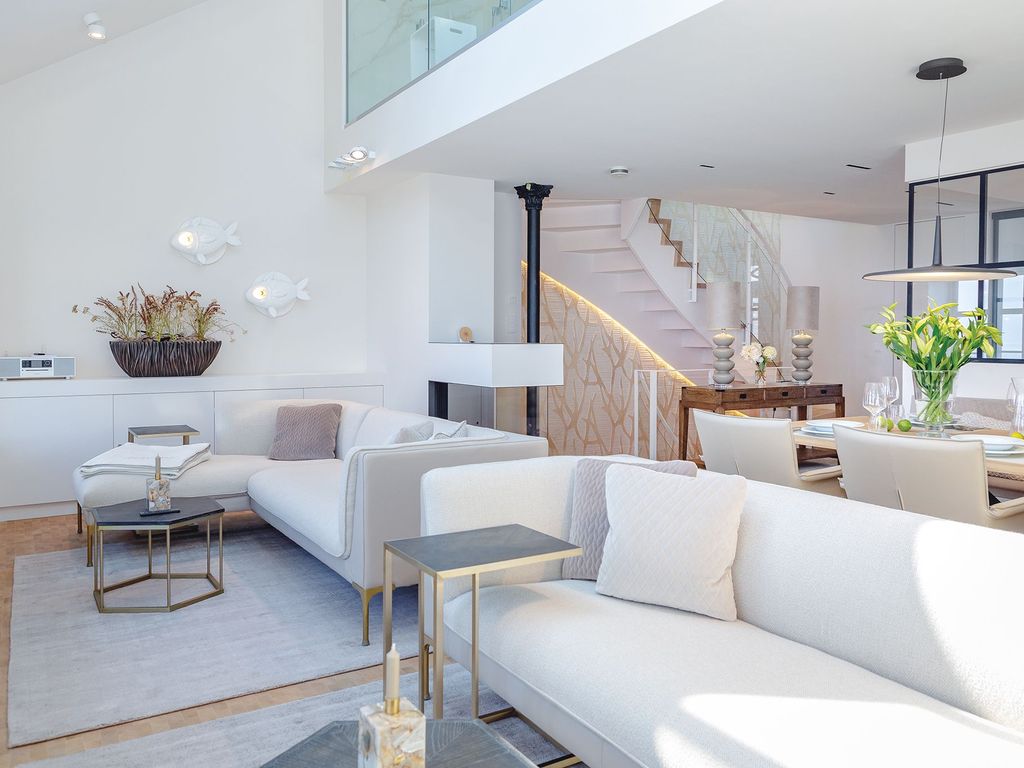 Gemütliche Sofas mit tollem Wattblick im Wohnbereich