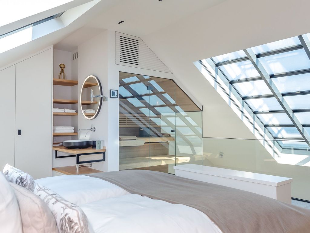 Tolles Schlafzimmer auf der Galerie mit gläserner Sauna