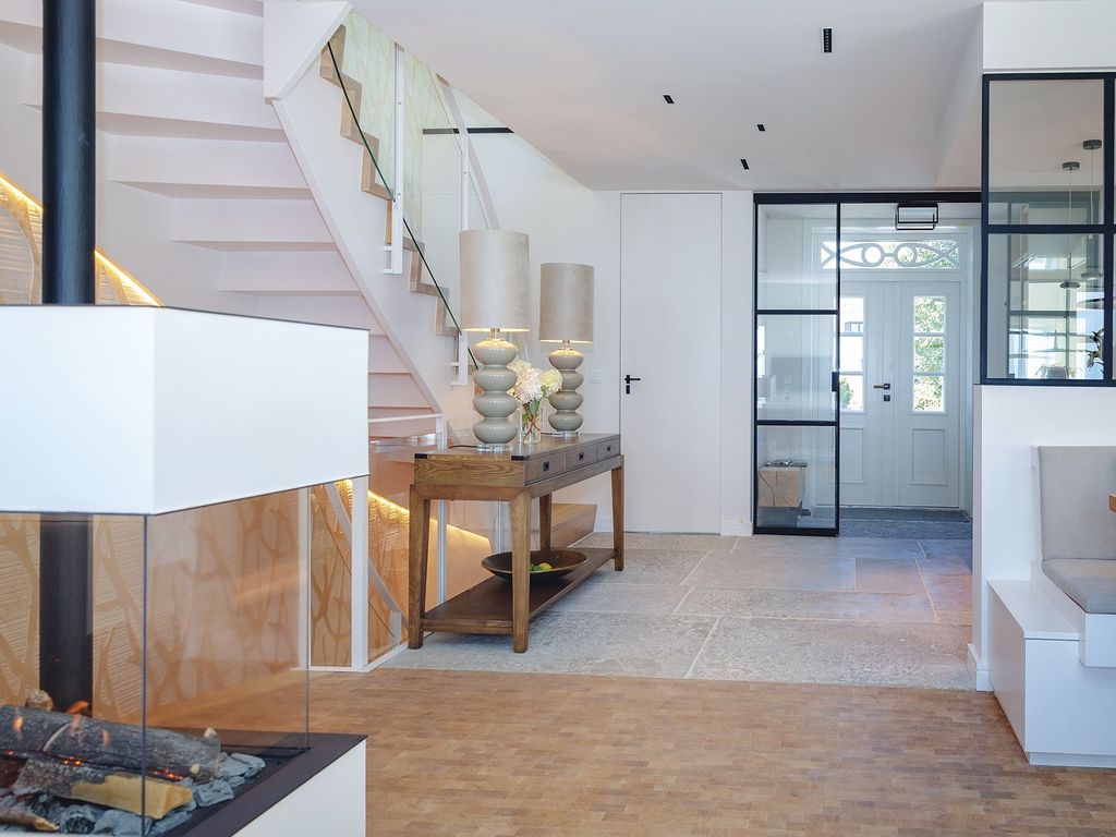 Exklusiver Eingangsbereich über die freie Treppe