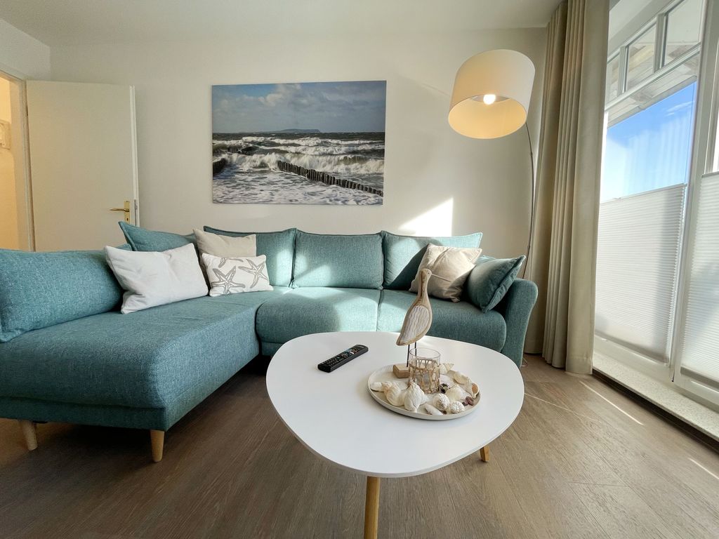 Wohnzimmer mit gemütlicher Couch