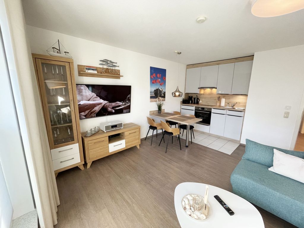 Wohnzimmer mit TV und kleinem Tisch