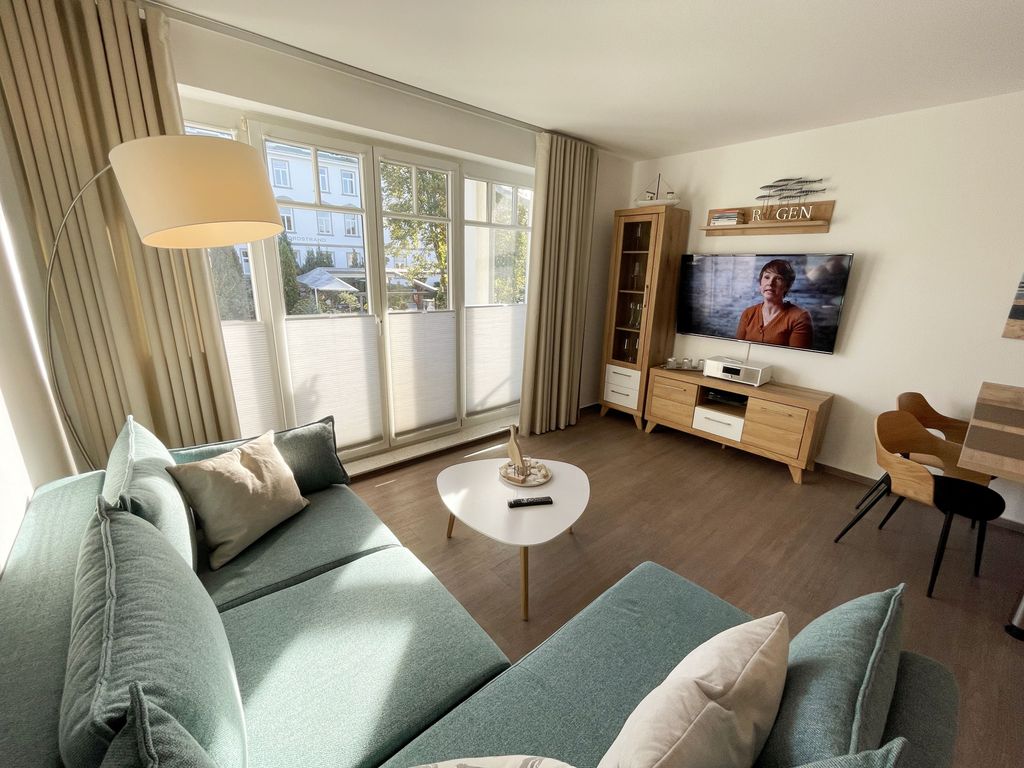 Wohnzimmer mit gemütlicher Couch