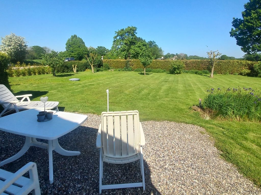 Terrasse und großer Garten