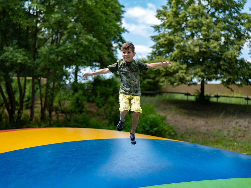 Hüpfkissen im Spielgarten