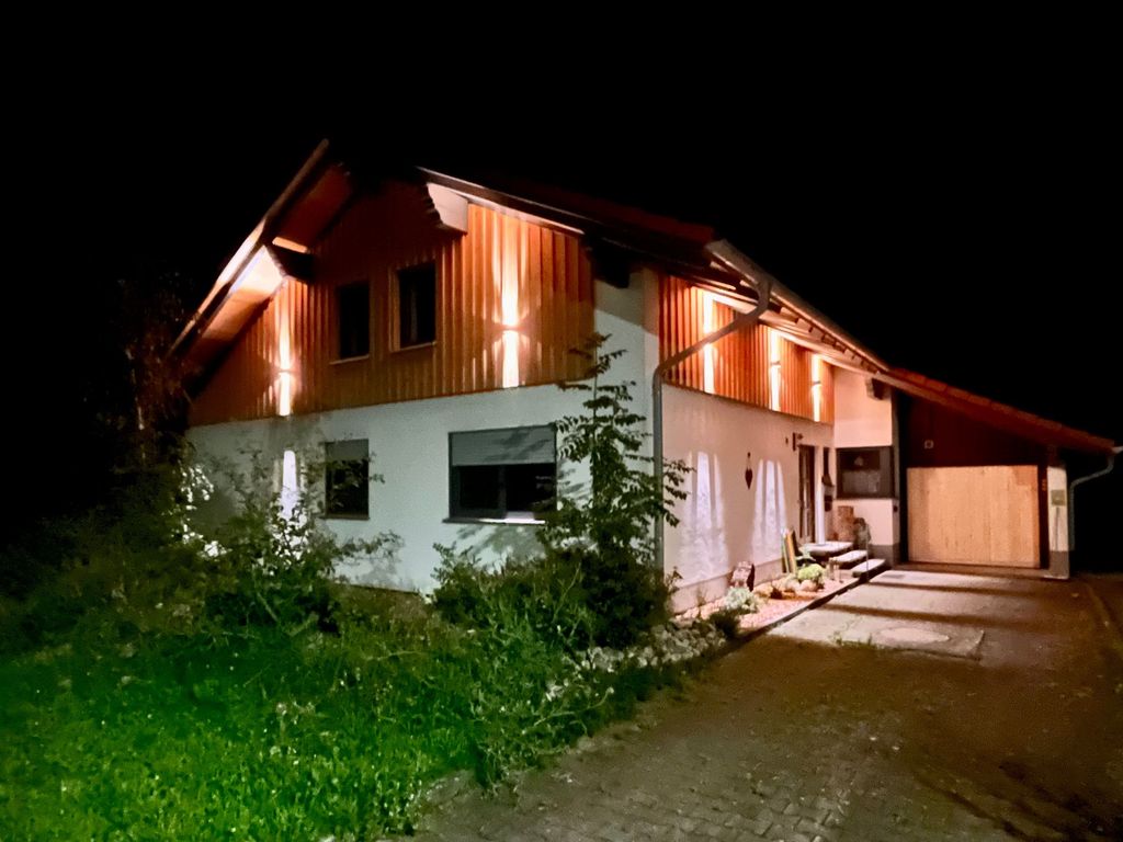 Außenansicht bei Nacht