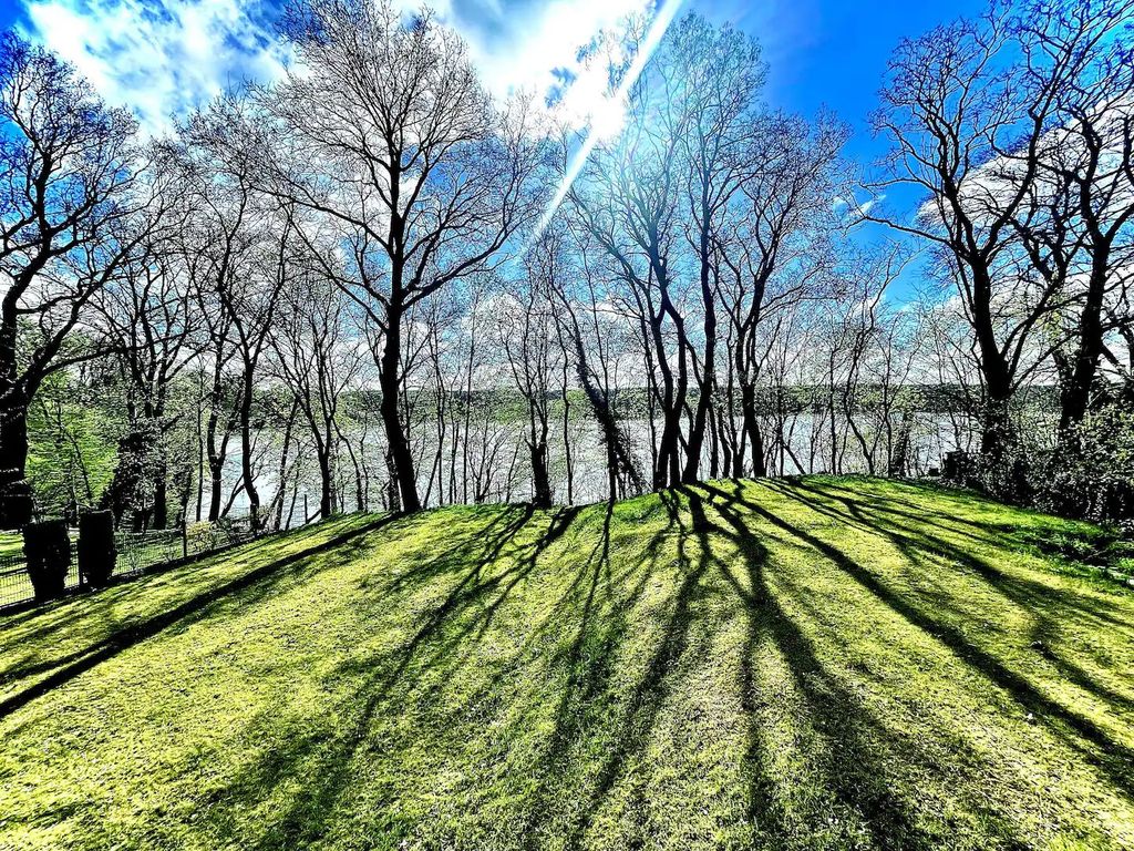 Grundstück mit Blick auf den See am Wald