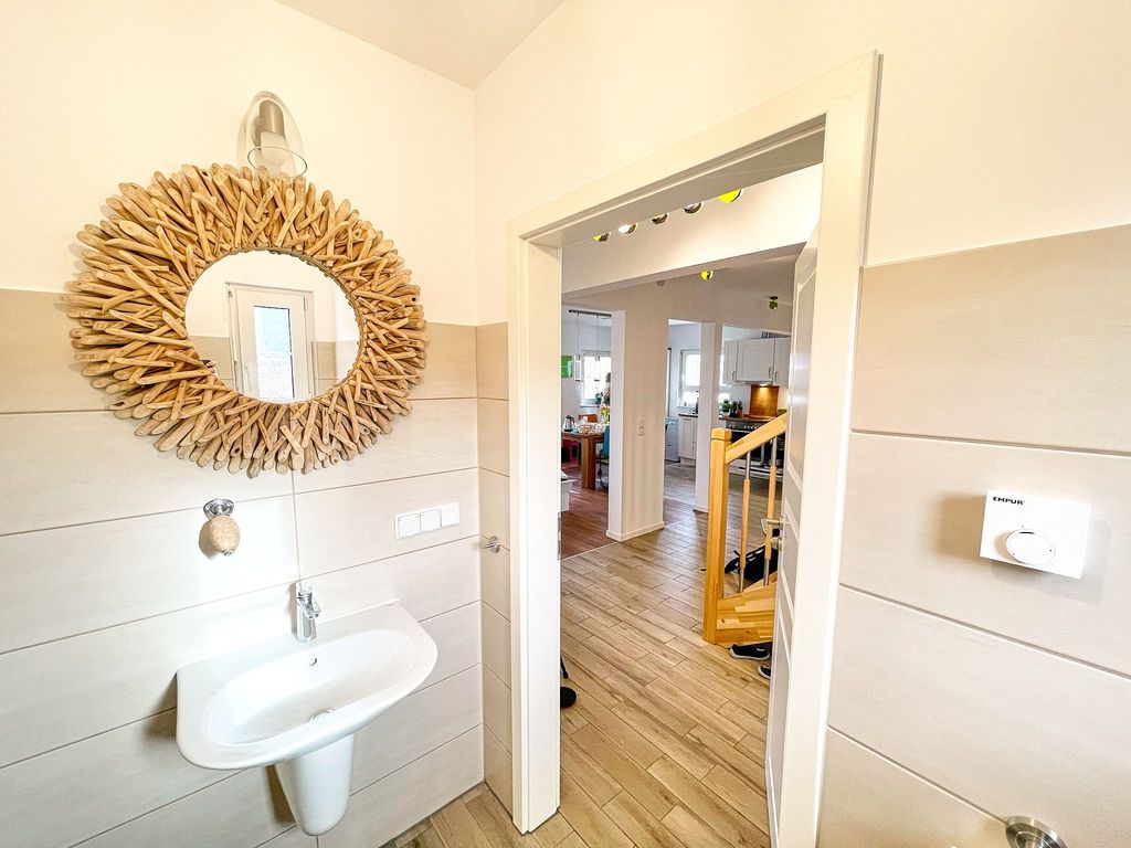 Unteres WC mit Waschbecken