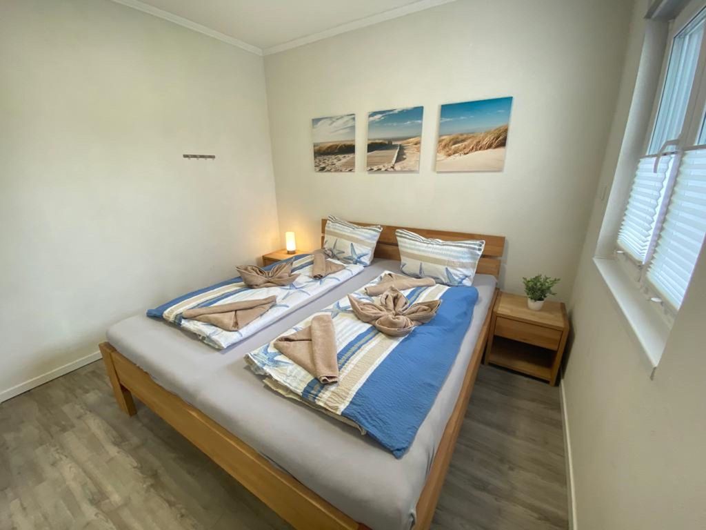 Das Schlafzimmer mit dem Doppelbett