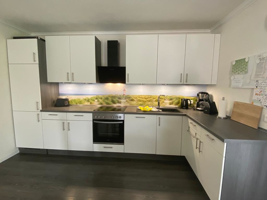 Schicke große L-Küchenzeile - alles da zum entspannten Kochen