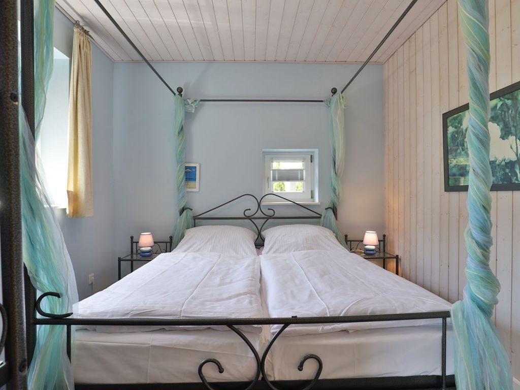 Landhaus Uhlenbusch - Blick in das Schlafzimmer mit Doppelbett (140x200) im EG