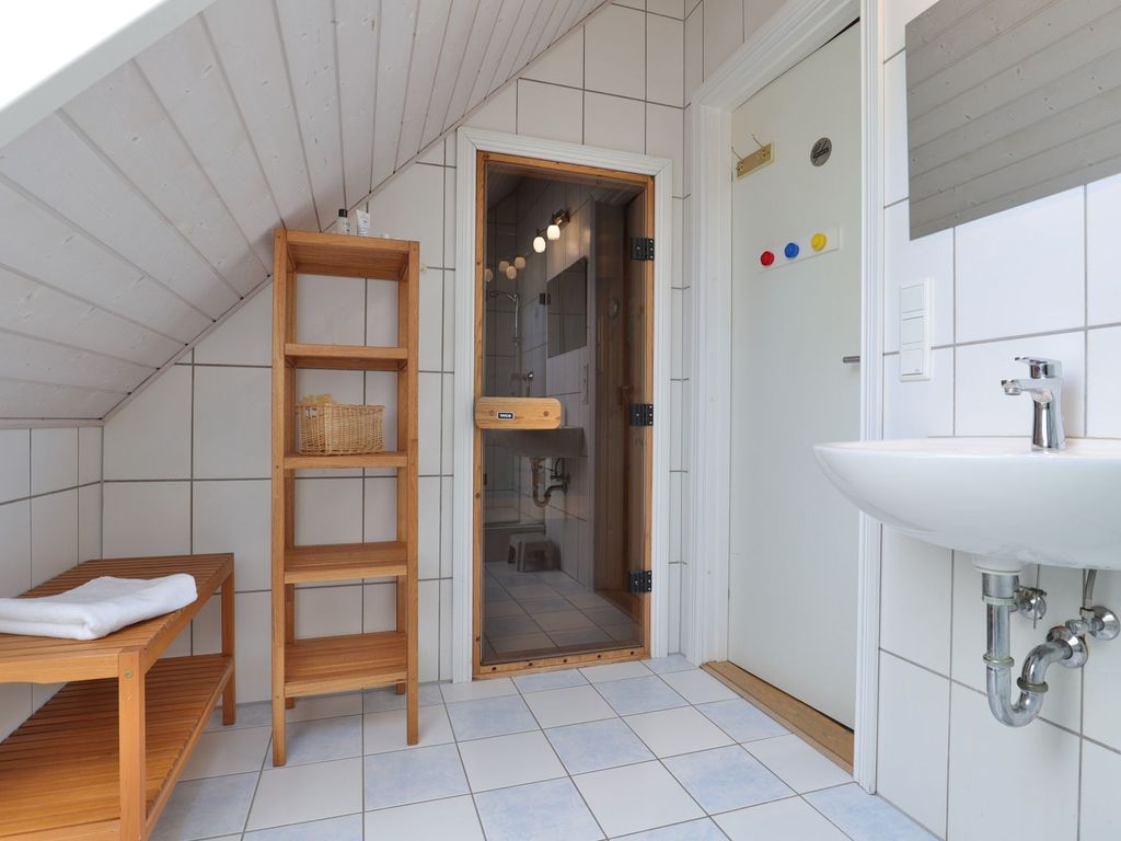 Landhaus Uhlenbusch - Blick in das Duschbad mit Sauna im OG
