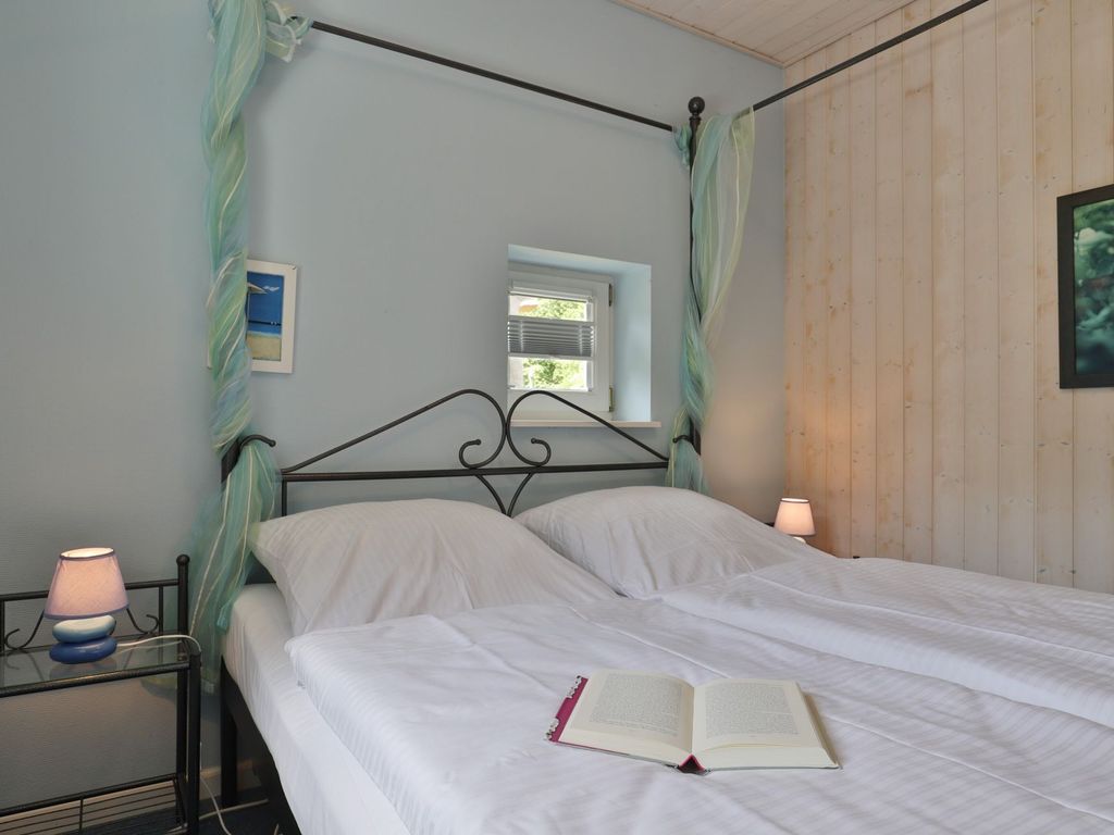 Landhaus Uhlenbusch - Blick in das Schlafzimmer mit Doppelbett (140x200) im EG